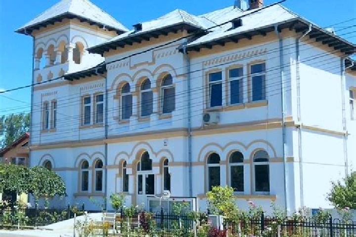 Hazel, 24 — Escort in Pausesti-Maglasi, Romania