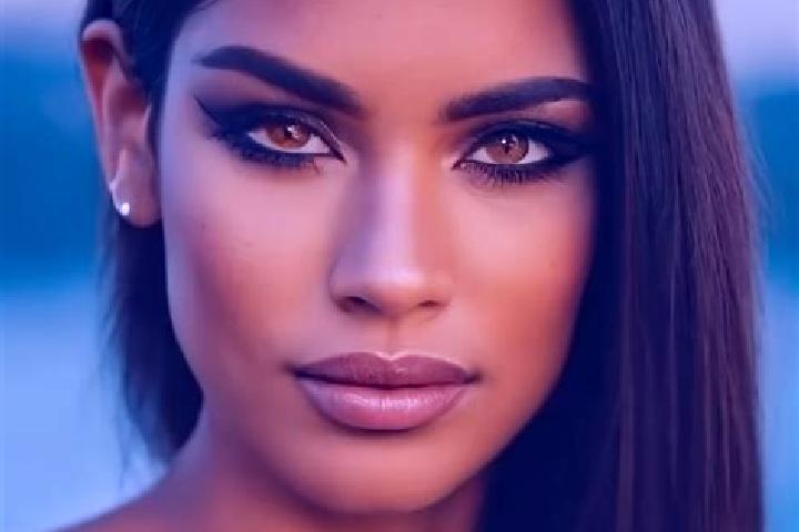 Hazel, 32, a black dark-eyed latina companion based in Carbonate. Offering Roleplay, Massage, OWO. Available for incall and outcall, day and evening dates.