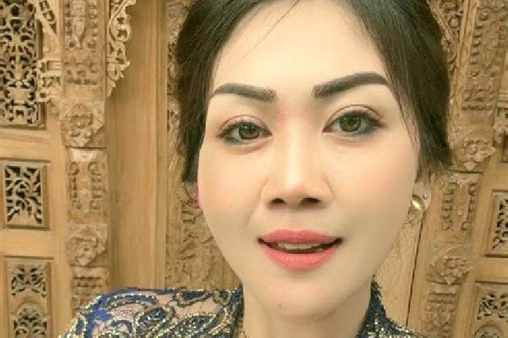 Iris, 20 — Escort in Pangkungparuk, Indonesia