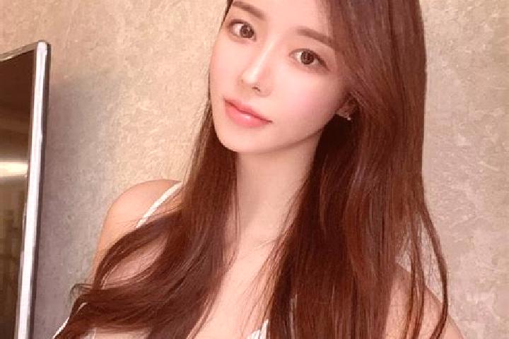 Iris, 20 — Escort in Yujiawu, China