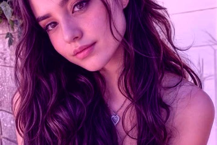 Iris, 21, a auburn amber-eyed middle eastern companion based in Ikire. Offering GFE, Duos. Available for incall and outcall, day and evening dates.