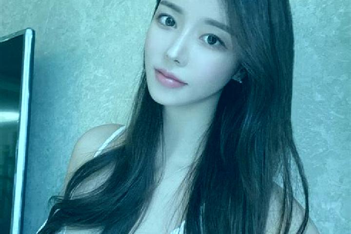 Iris, 21 — Escort in Dongqianhu, China