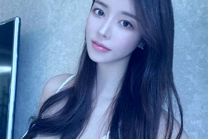 Iris, 21 — Escort in Moluo, China