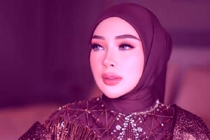 Iris, 23 — Escort in Banjar Batunya, Indonesia
