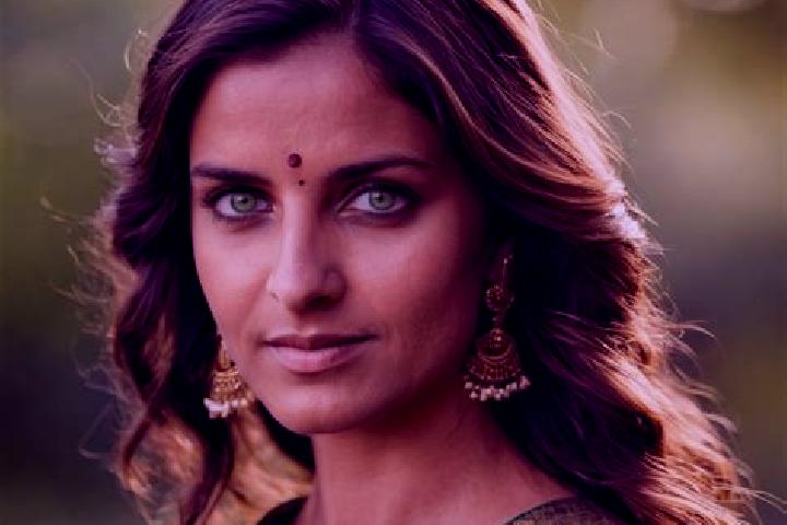 Iris, 24, a red green-eyed indian companion based in Vacil. Offering Massage, OWO. Available for incall and outcall, day and evening dates.