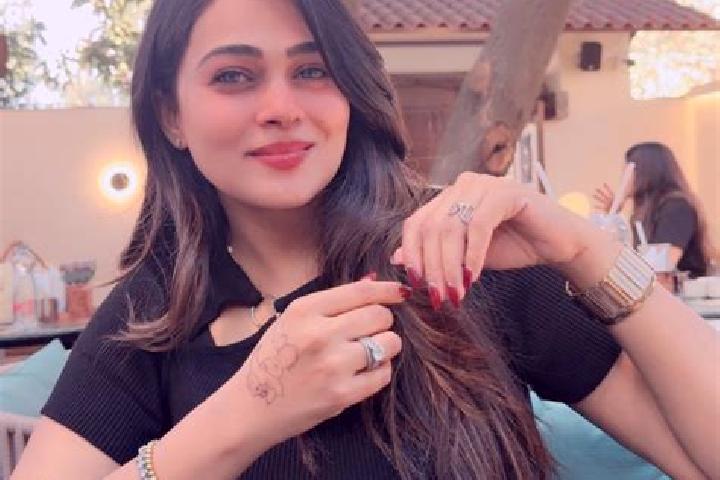 Iris, 24 — Escort in Dhola, India