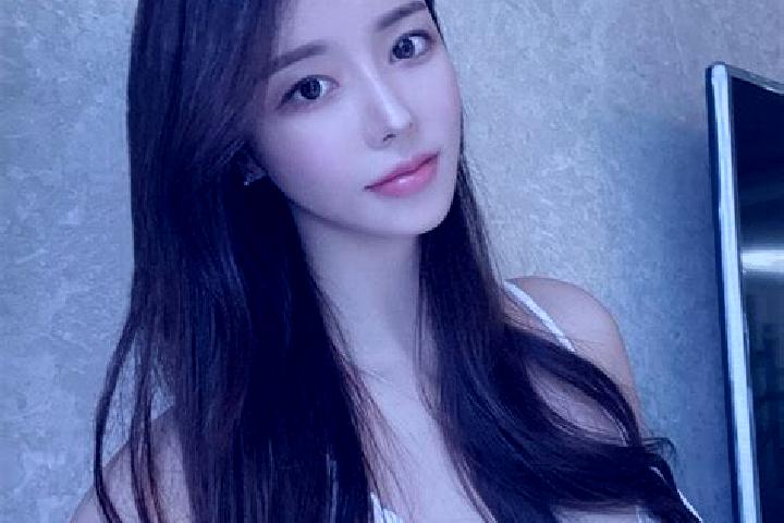 Iris, 24 — Escort in Weiting, China