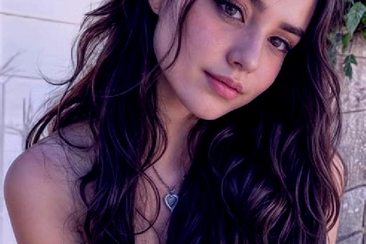 Iris, 25, a auburn hazel-eyed caribbean companion based in Kosti. Offering Dinner Date, A-Level, Duos. Available for incall and outcall, day and evening dates.