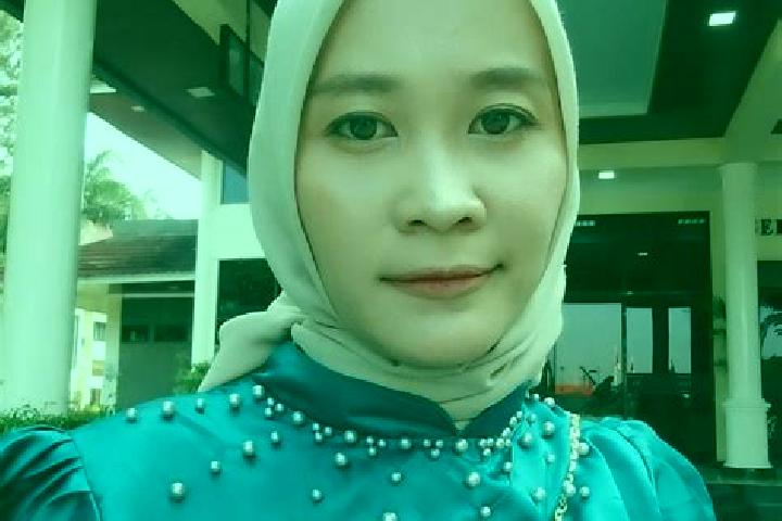Iris, 25 — Escort in Karang Wetan, Indonesia