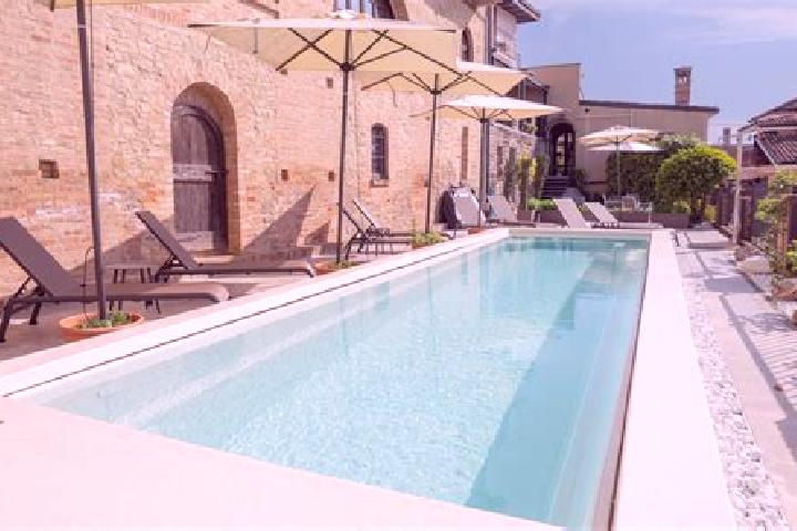 Iris, 26 — Escort in Castiglione Falletto, Italy
