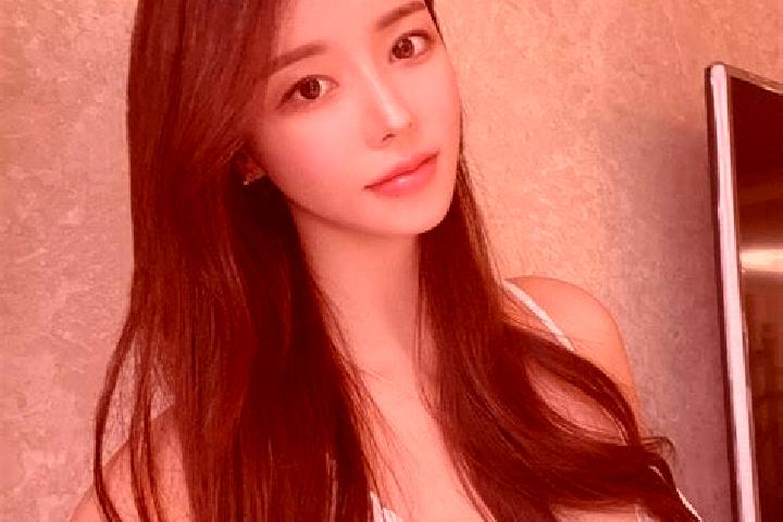 Iris, 26 — Escort in Parlilitan, Indonesia