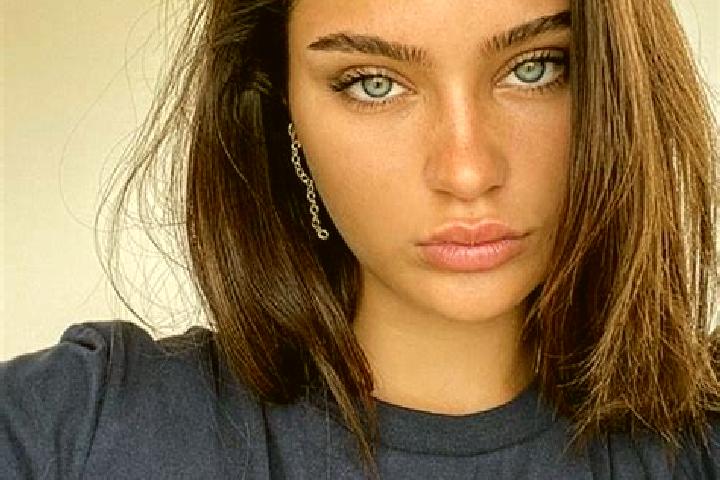 Iris, 27, a brunette blue-eyed middle eastern companion based in Domaso. Offering Couples, Party Girl. Available for incall and outcall, day and evening dates.