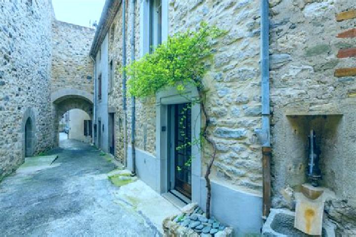 Iris, 27 — Escort in Villeneuve-Minervois, France