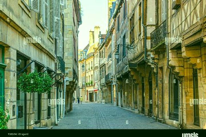 Iris, 29 — Escort in Vieille Ville, France