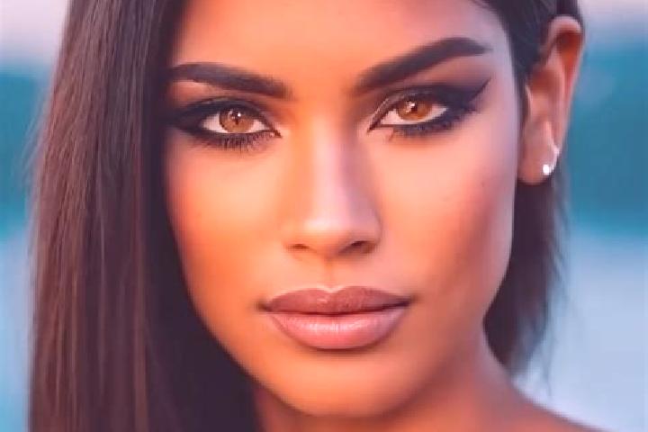 Iris, 31, a chestnut amber-eyed latina companion based in Walting. Offering Massage, Tantra, Duos. Available for incall and outcall, overnight bookings avail...
