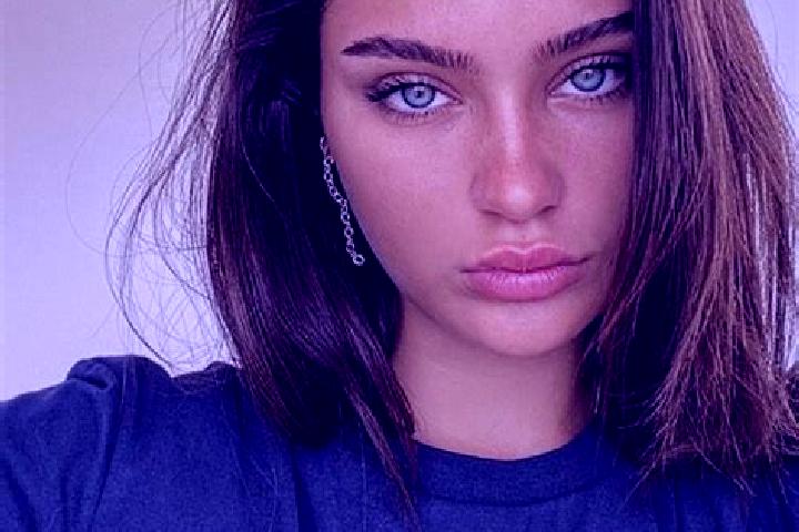 Iris, 34, a brunette dark-eyed mixed companion based in Eisenerz. Offering Erotic Massage, CIM, Tantra, Dinner Date. Available for incall and outcall, day an...