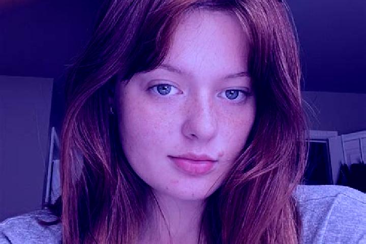 Iris, 34, a chestnut grey-eyed mixed companion based in Esporlatu. Offering A-Level, Party Girl, CIM. Available for incall and outcall, day and evening dates.