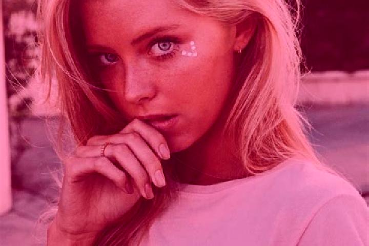 Iris, 35, a blonde blue-eyed mediterranean companion based in Ename. Offering Dinner Date, Erotic Massage, Overnight, Party Girl. Available for incall and ou...