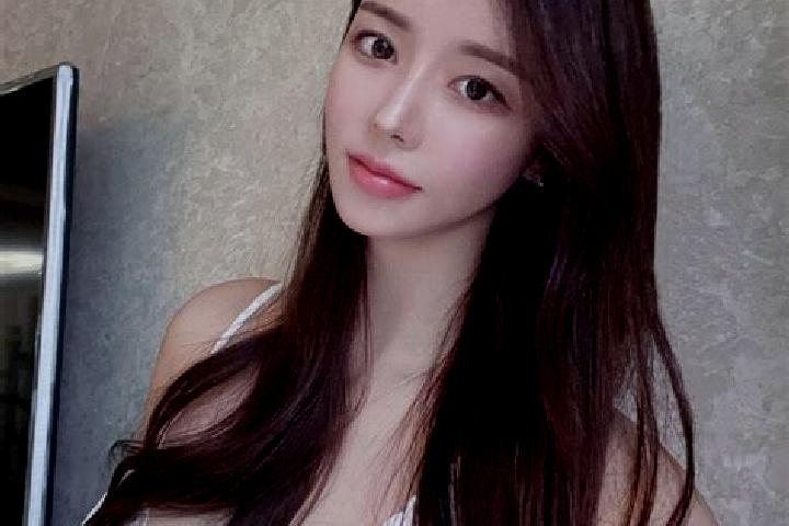 Isabella, 21 — Escort in Vidov, Czech Republic