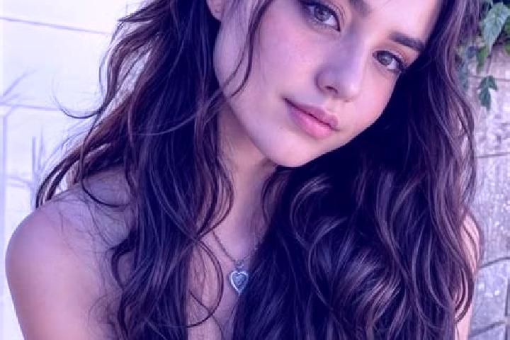 Isabella, 25, a auburn green-eyed middle eastern companion based in Villenave-d Ornon. Offering Dinner Date, 69, Prostate Massage, Tantra, Party Girl. Availa...