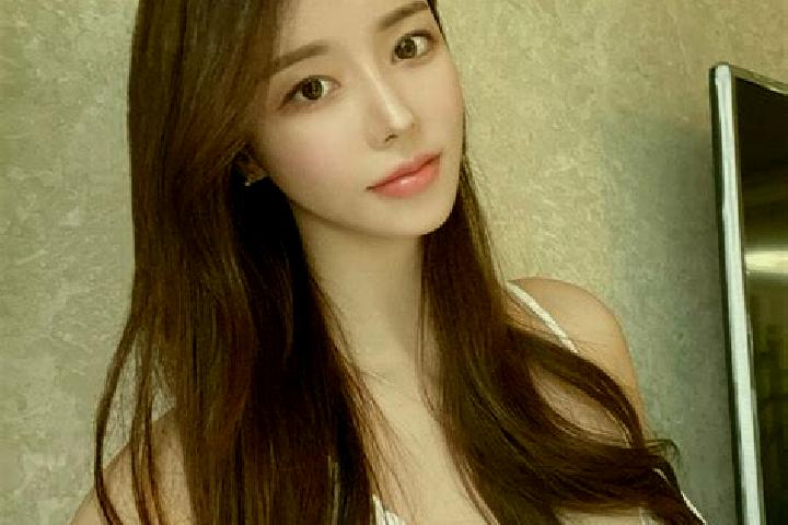 Isabella, 31 — Escort in Houbai, China