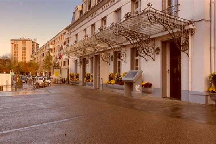 Isabella, 32 — Escort in Villeneuve-Saint-Germain, France