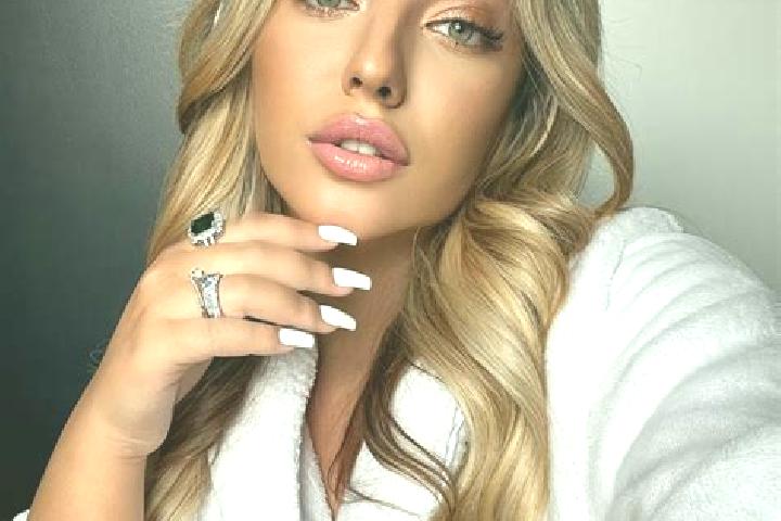 Ivy, 20, a blonde amber-eyed latina companion based in Holzen. Offering Couples, Massage, Domination. Available for incall and outcall, day and evening dates.