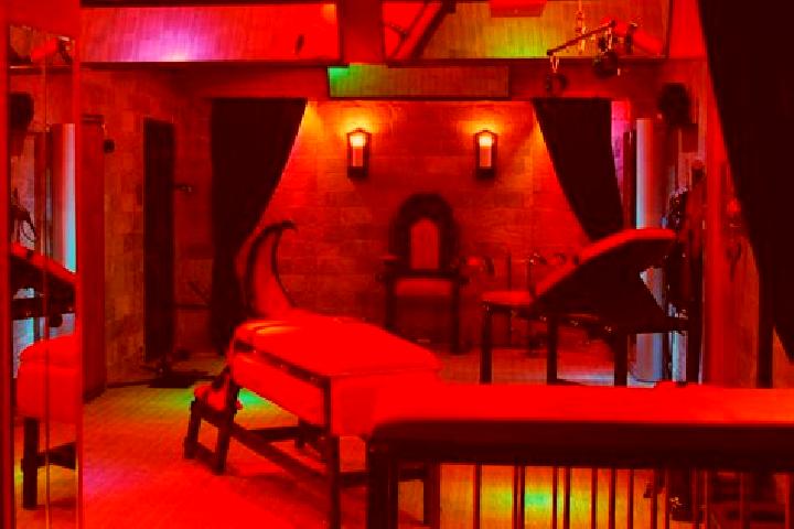 Ivy, 20, a red dark-eyed ebony companion based in West Buechel. Offering Erotic Massage, A-Level, Fetish, BDSM. Available for incall and outcall, overnight b...