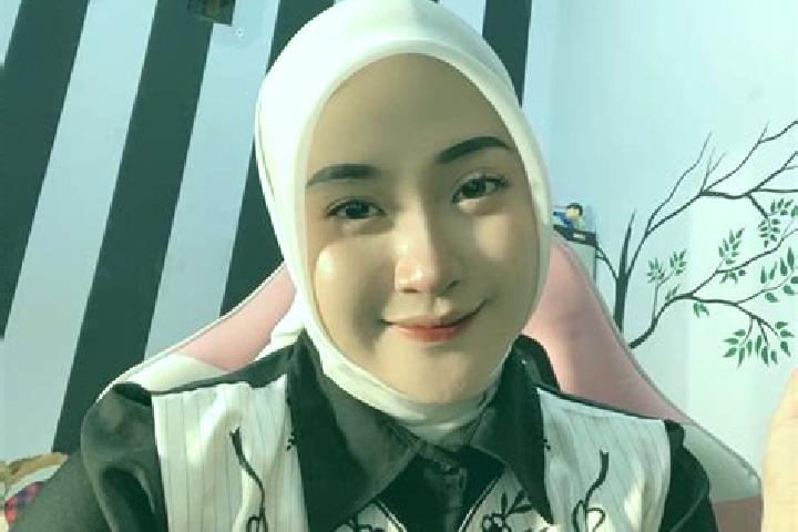 Ivy, 20 — Escort in Caruban, Indonesia