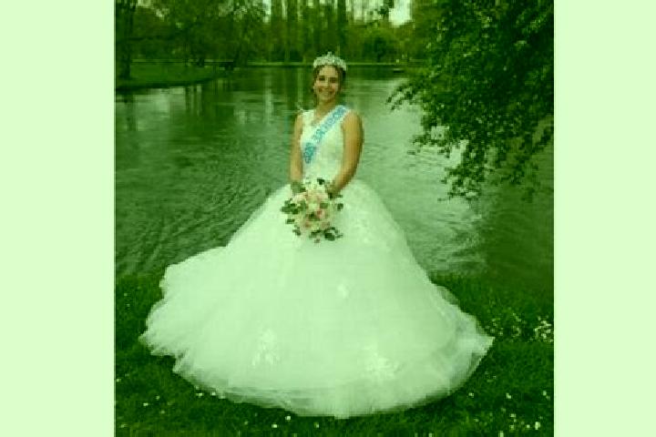 Ivy, 20 — Escort in Mehun-sur-Yevre, France