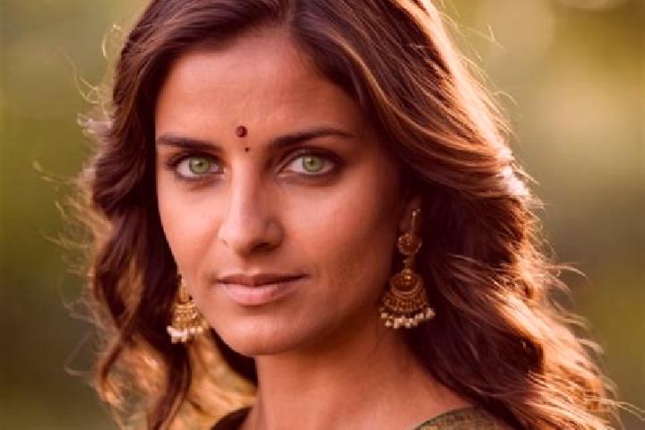 Ivy, 23, a black green-eyed indian companion based in Filiasi. Offering GFE, Roleplay, BDSM. Available for incall and outcall, overnight bookings available.
