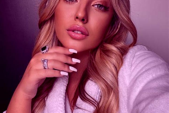 Ivy, 36, a blonde amber-eyed latina companion based in Findik. Offering Duos, OWO, Couples. Available for incall and outcall, day and evening dates.