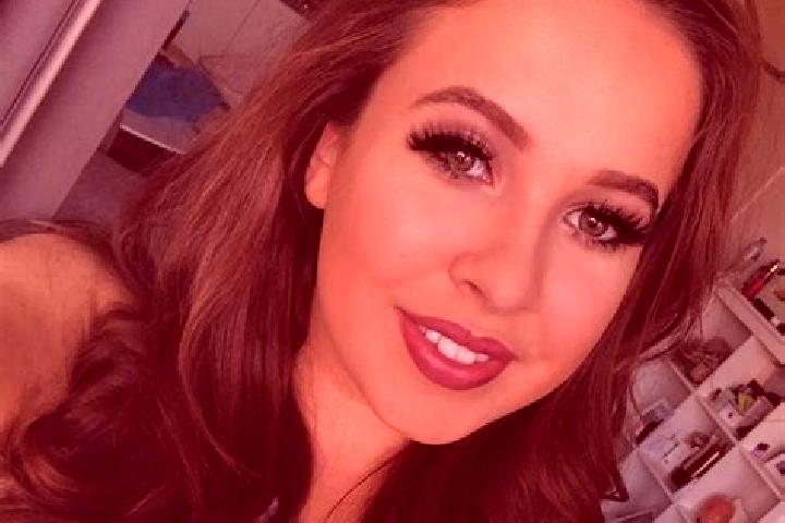Jade, 23, a auburn brown-eyed caucasian companion based in Khonj. Offering Striptease, Domination, CIM. Available for incall and outcall, day and evening dates.