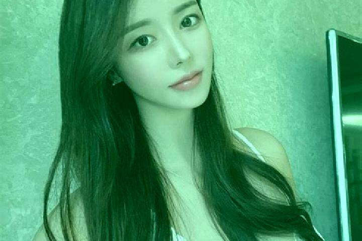 Jade, 23 — Escort in Jiaohu, China