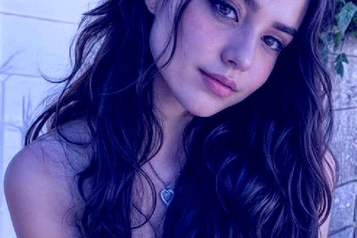 Jade, 27, a auburn dark-eyed middle eastern companion based in Seiersberg. Offering Tantra, Erotic Massage, Couples, A-Level, Party Girl. Available for incal...