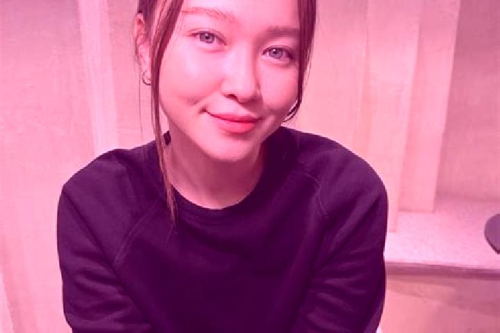 Jade, 29, a dark blonde blue-eyed asian companion based in Diobahika. Offering OWO, CIM, Duos, Dinner Date. Available for incall and outcall, day and evening...