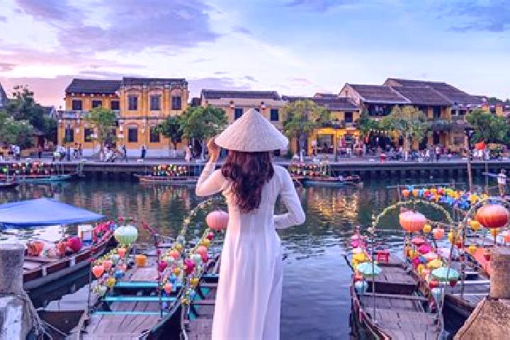 Kinsley, 20 — Escort in Di An, Vietnam