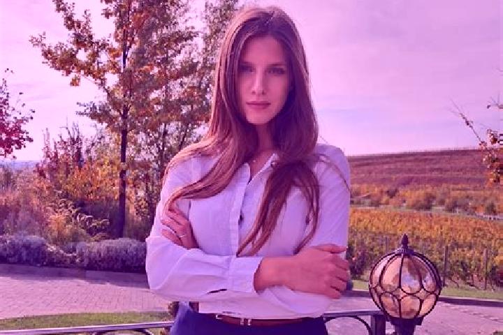 Kinsley, 20 — Escort in Magheru, Romania