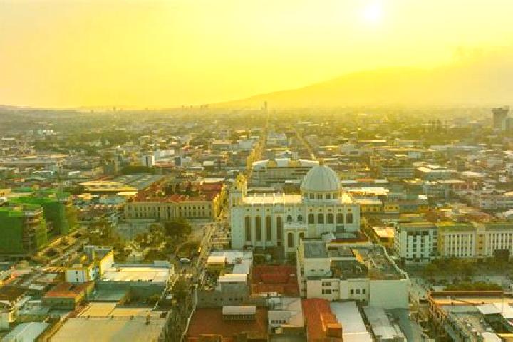 Kinsley, 20 — Escort in Santiago de Maria, El Salvador