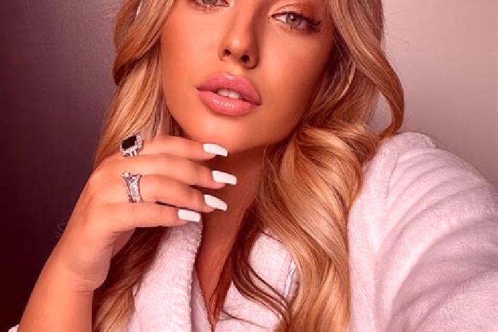 Kinsley, 23 — Escort in Lelesti, Romania
