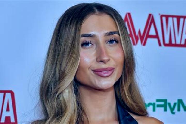 Kinsley, 24 — Escort in Latille, France
