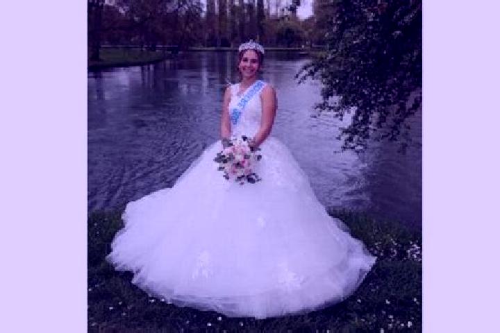 Kinsley, 28 — Escort in Mehun-sur-Yevre, France