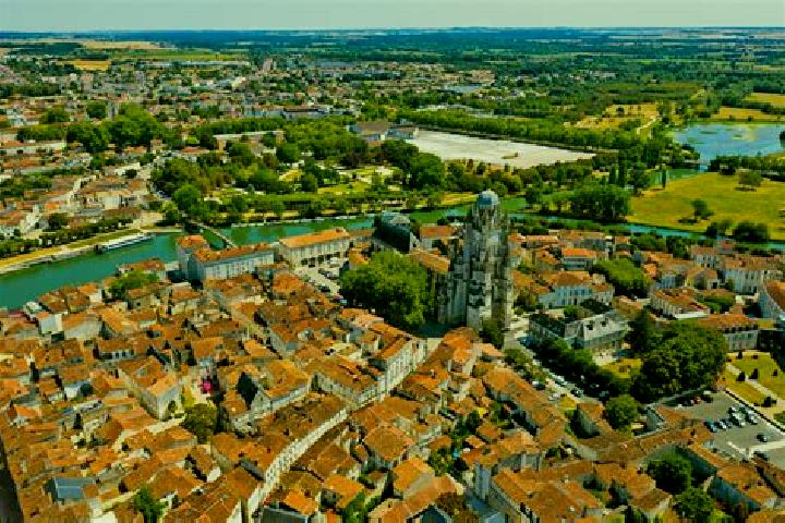 Kinsley, 29 — Escort in Saintes, France