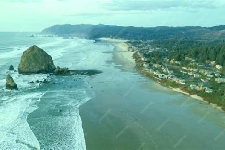 Kinsley, 35 — Escort in Cannon Beach, United States