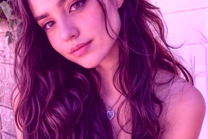 Layla, 20, a chestnut hazel-eyed latina companion based in Marabahan. Offering Striptease, OWO, Erotic Massage, Tantra. Available for incall and outcall, ove...