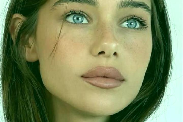 Layla, 22, a brunette dark-eyed european companion based in Gero. Offering Overnight, Deep French Kissing, Travel Companion, Couples, Tantra. Available for i...
