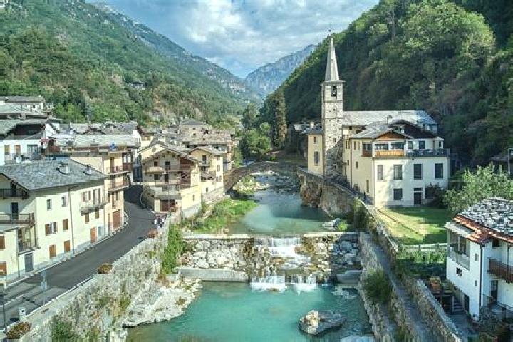 Layla, 25 — Escort in Fontainemore, Italy