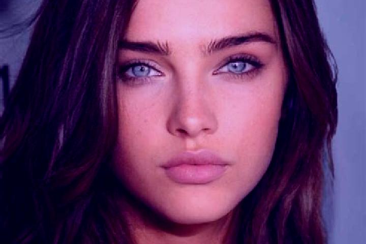Layla, 27, a brunette grey-eyed mediterranean companion based in Turin. Offering Overnight, Prostate Massage, Tantra, Travel Companion, Dinner Date. Availabl...