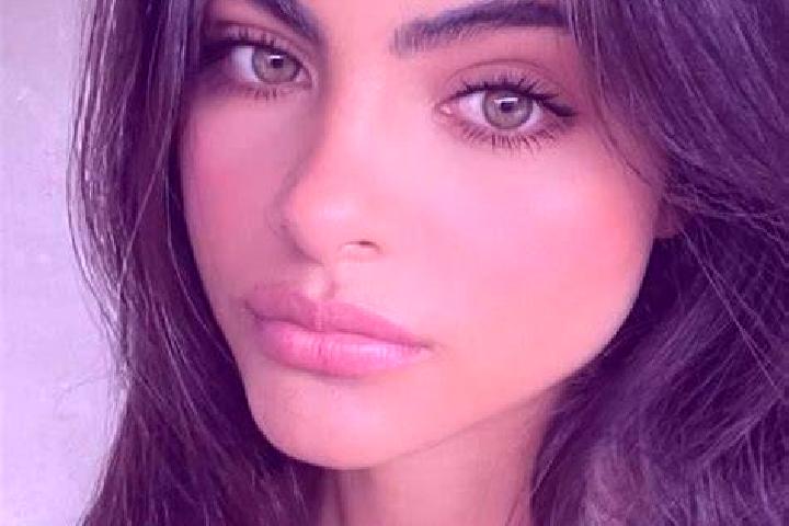 Layla, 27, a chestnut green-eyed indian companion based in Castilleja del Campo. Offering Duos, Overnight, Deep French Kissing, Striptease. Available for inc...