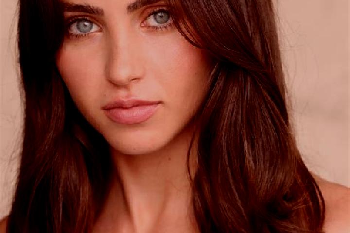 Layla, 30, a brunette brown-eyed indian companion based in Tsim Sha Tsui. Offering GFE, A-Level. Available for incall and outcall, overnight bookings available.